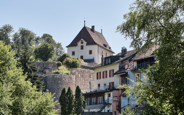 Il castello di Valangin si erge su un’elevazione rocciosa sopra la cittadina.